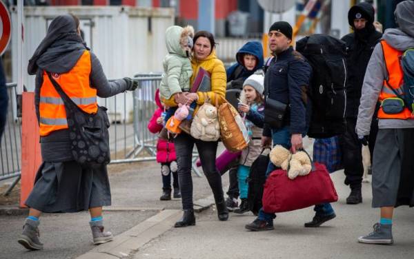 Jumlah pelarian Ukraine kini mencecah 2.1 hingga 2.2 juta orang sejak kempen pencerobohan Rusia bermula dua minggu lalu. - Foto AFP