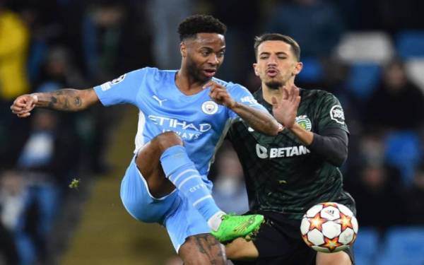 Penyerang City, Raheem Sterling (kiri), diasak pertahanan Sporting Lisbon pada aksi kedua kalah mati Liga Juara-Juara di Etihad, pada Khamis. - Foto EPA