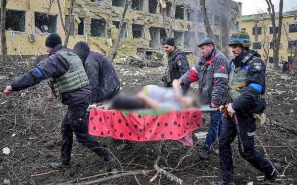 Serangan udara tentera Rusia mengenai sebuah hospital bersalin dan kanak-kanak di Mariupol pada Rabu. - Foto EyePress News/EyePress/AFP