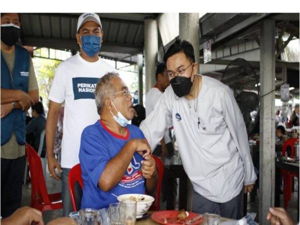 Zulkifli (kanan) ketika beramah mesra bersama masyarakat ketika berkempem di sekitar kawasan Larkin. 