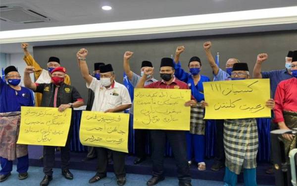 Othman (belakang, tengah) bersama-sama pimpinan Veteran UMNO Johor mengadakan sidang akhbar di Bangunan UMNO Johor, Johor Bahru, pada Khamis