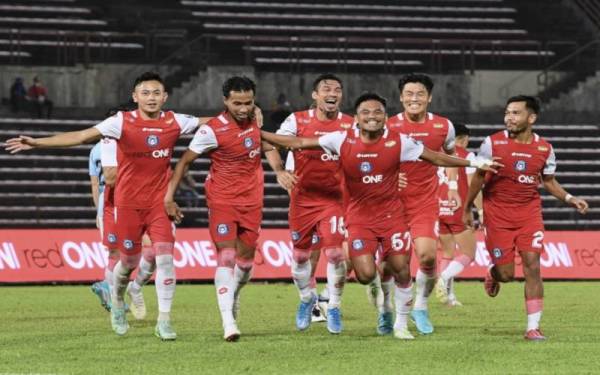 Pemain Sabah FC meraikan gol ketiga yang dijaringkan oleh Saddil Ramdani (tiga dari kanan) dalam  saingan Liga Super, Sabah FC bertemu PJ City FC di Stadium Likas. - Foto Bernama