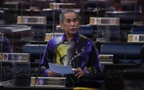 Wan Junaidi ketika menjawab soalan pada Waktu Pertanyaan-Pertanyaan Menteri sempena Mesyuarat Pertama Penggal Kelima, Parlimen ke-14 di Bangunan Parlimen pada Khamis. -Foto: Bernama