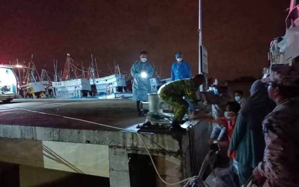 Maritim Malaysia Terengganu melakukan pelayaran ihsan membawa seorang bayi berusia 11 bulan dari Pulau Redang untuk dapatkan rawatan segera di HSNZ awal pagi Khamis. - Foto ihsan Maritim Malaysia Terengganu