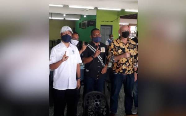 Mukhriz (kiri) ketika bertemu orang ramai bagi membantu calon Pejuang kerusi DUN Larkin di Taman Suria, Larkin, Johor Bahru pada Khamis.