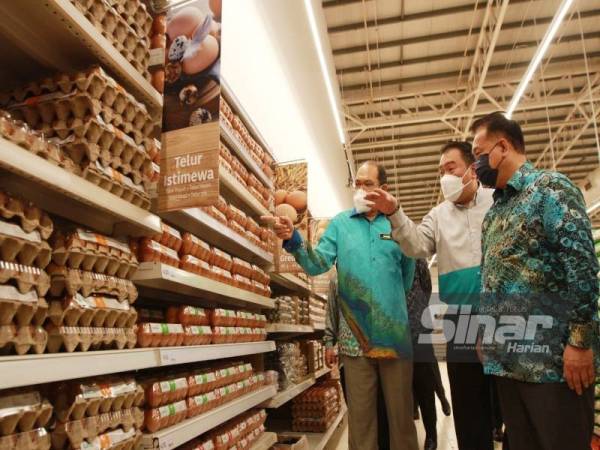 Nanta bersama Hasnol Zam Zam dan Kenneth Chuah melawat dan melihat barangan keperluan di Pasaraya Lotus's Ampang selepas pelancaran. - Foto ROSLI TALIB