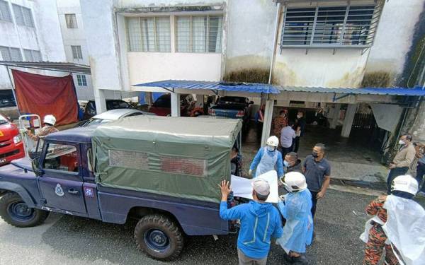 Mayat pasangan suami isteri diserahkan kepada pihak polis untuk tindakan selanjutnya. Foto: Bomba Pahang