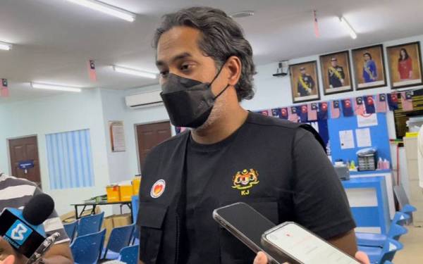 Khairy ditemui pemberita selepas lawatan ke Klinik Kesihatan Gambir, pada Khamis.