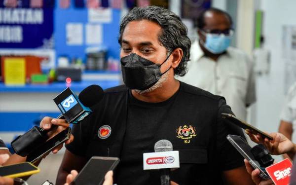 Khairy Jamaludin ketika sidang media pada lawatan di Klinik Kesihatan Bukit Gambir, Ledang hari ini. Foto Bernama