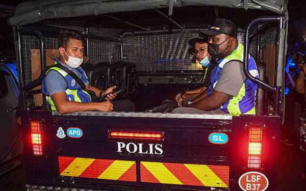 Anggota Polis membawa keluar mayat yang tertimbus menggunakan trak polis dalam operasi mencari dan menyelamat (SAR) kejadian tanah runtuh yang berlaku di Taman Bukit Permai 2 Ampang malam ini. Foto Bernama