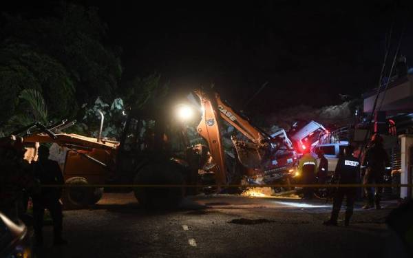 Anggota penyelamat dari pelbagai agensi bertungkus-lumus dalam operasi mencari dan menyelamat (SAR) kejadian tanah runtuh yang berlaku di Taman Bukit Permai 2 Ampang malam Khamis. Foto Bernama
