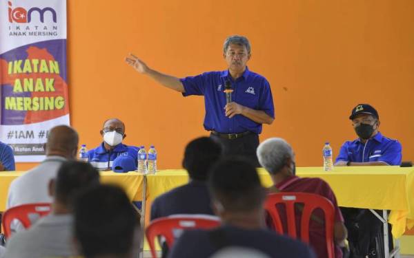 Timbalan Presiden UMNO, Datuk Seri Mohamad Hasan berucap ketika membuat walkabout bersama calon Barisan Nasional N32 Mohd Youzaimi Yusof di dewan orang ramai kampung Makam, pada Khamis. Foto Bernama