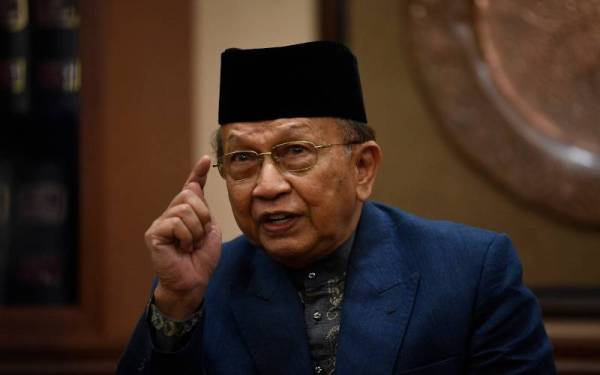 Rais Yatim dalam sidang media selepas perjumpaan bersama Perdana Menteri Datuk Seri Ismail Sabri Yaakob berkaitan pemerkasaan Bahasa Kebangsaan di Bangunan Parlimen, pada Khamis. Foto Bernama