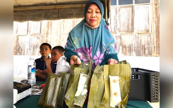 Tepung bungkus yang dihasilkan oleh Hasliza Salleh, 46, di Kampung Siput, Meranti, Pasir Mas. 