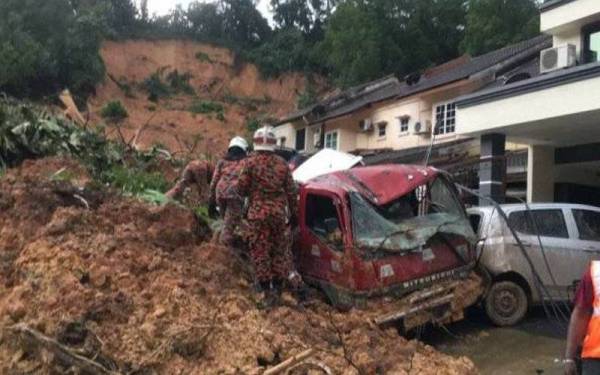 Kejadian tanah runtuh di Jalan Teratai, Taman Bukit Permai di Ampang, Kuala Lumpur lewat petang Khamis.