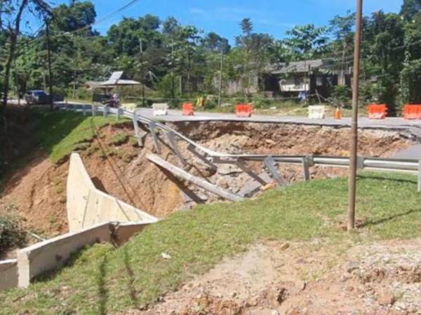 Jalan utama penduduk di enam buah kampung ke bandar Dungun di Kilometer 26, Jalan Tepus-Pasir Raja ditutup kepada semua kenderaan berikutan laluan berkenaan mendap dan hampir runtuh akibat banjir. - Astro Awani