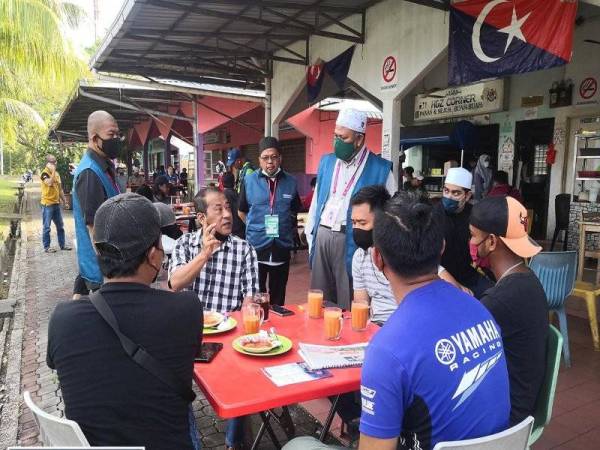 Dr Karim bertemu orang ramai semasa berkempen di pekan Tiram, Johor Bahru.