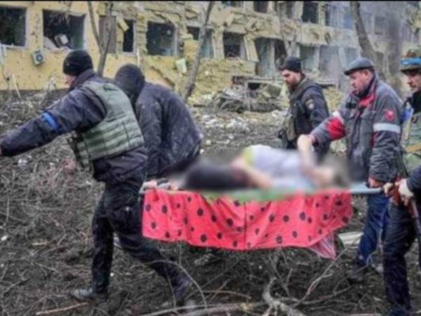 Serangan udara tentera Rusia mengenai sebuah hospital bersalin dan kanak-kanak di Mariupol pada Rabu. -Foto EyePress News