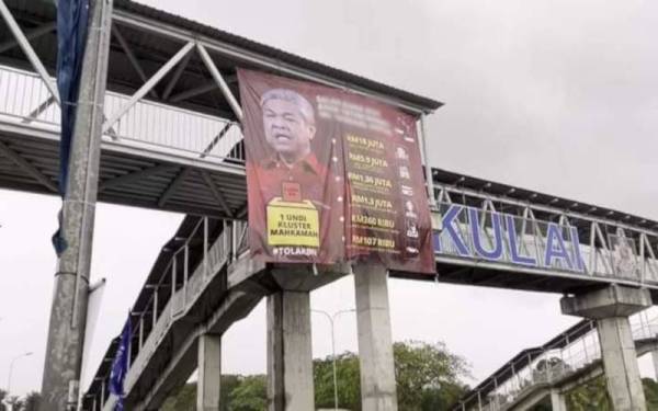 Bunting memaparkan gambar Ahmad Zahid bertulis ‘Salah guna duit anak yatim (asnaf) dan ibu tunggal’ yang dipasang oleh pihak lawan di Kulai, Johor.