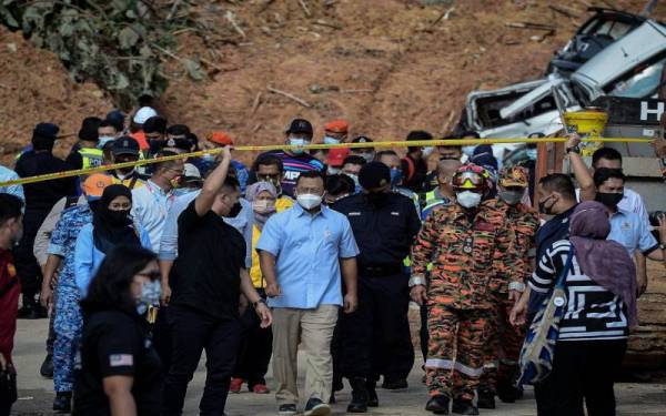 Menteri Besar Selangor, Datuk Seri Amirudin Shari (tengah) meninjau situasi insiden tanah runtuh yang berlaku petang semalam di Taman Bukit Permai 2 Ampang pada Jumaat. - Foto Bernama