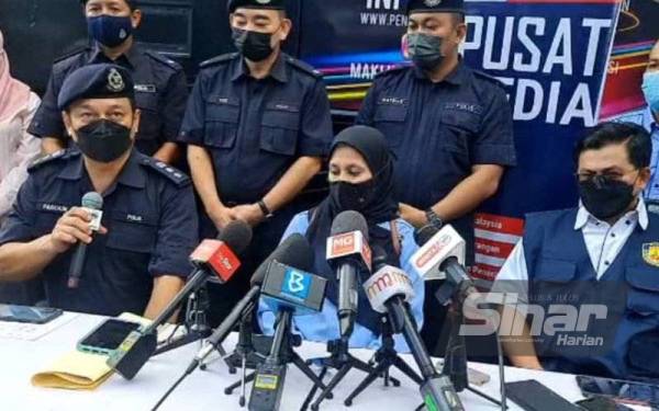 Mohamad Farouk (kiri) ketika sidang media di Taman Bukit Permai 2 pada Jumaat.