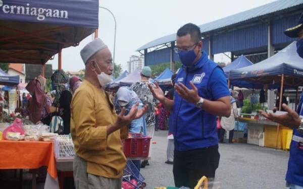 Mohd Hairi (kanan) bersama-sama berdoa bersama pengundi DUN Larkin ketika kempen di Larkin, baru-baru ini.