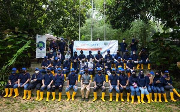 Warga kerja Bank Rakyat ketika menyertai program BaktiRAKYAT di Institut Penyelidikan Perhutanan Malaysia (FRIM) baru-baru ini.