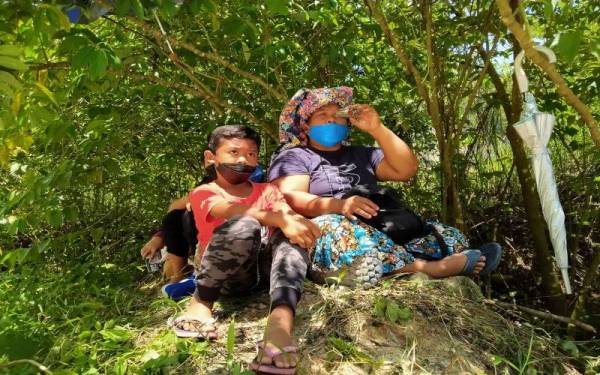 Wak Uda bersama anak-anaknya terus menunggu Itam yang masih terperangkap dalam runtuhan batu kuari di Keramat Pulai, Jalan Simpang Pulai-Cameron Highlands, sejak Selasa lalu.