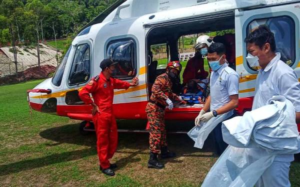 Mangsa yang diselamatkan dan dibawa ke Hospital Jerantut untuk rawatan selanjutnya selepas alami kecederaan patah di bahagian peha ketika turun dari Gunung Tahan pada Khamis. - Foto ihsan Bomba