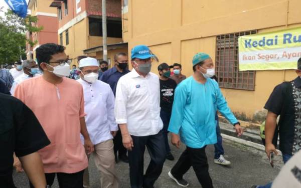 Anwar (dua, kanan) dan Amirudin (dua, kiri) bertemu penduduk dan penyokong PKR sempena program Kenduri Rakyat Flat Larkin Perdana, di Larkin, pada Jumaat