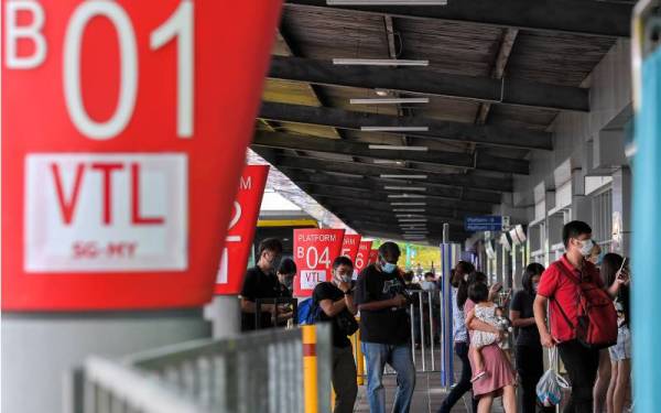 Penumpang yang pulang dari Singapura tiba di platform khas VTL bagi menunaikan tanggungjawab mengundi pada PRN Johor yang akan bermula esok, ketika tinjauan di Larkin Sentral pada Jumaat. - Foto Bernama