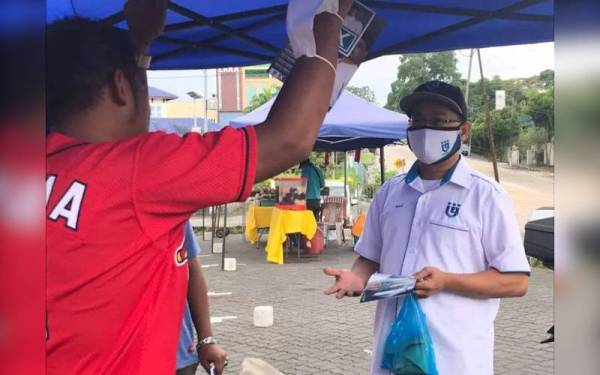 Mohamad Riadz memanfaatkan hari terakhir berkempen bersama seorang peniaga di Larkin, Johor.