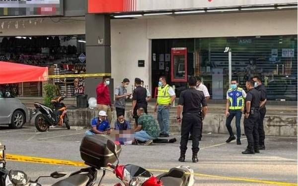 Seorang pengawal keselamatan maut manakala seorang lagi cedera dalam kejadian rompakan di sebuah bank di Puchong Prima pada petang Jumaat.