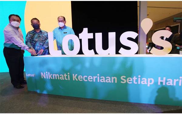 Nanta (tengah) yang diiringi Kenneth (kiri) dan Hasnol menyempurnakan gimik pelancaran penjenamaan semula Lotus's Malaysia peringkat nasional di Pasar Raya Besar Lotus's Ampang pda Khamis.