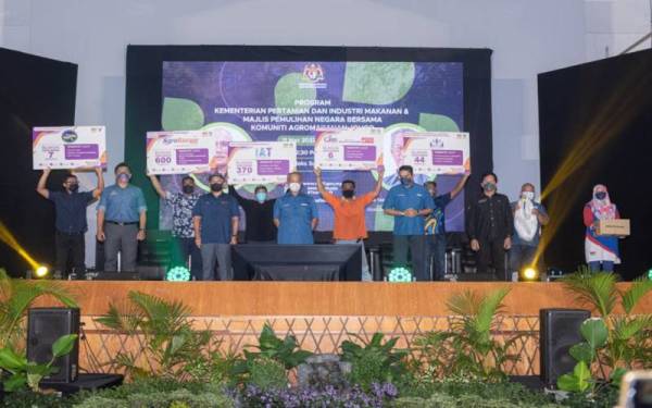 Program Kementerian Pertanian dan Industri Makanan (MAFI) dan Majlis Pemulihan Negara Bersama Komuniti Agromakanan Johor di Kompleks Sukan Pagoh, pada Jumaat.