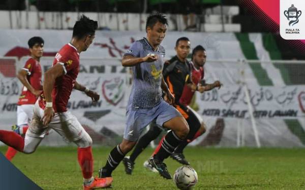 Antara aksi menarik perlawanan Kelantan United FC menentang Kinabalu Jaguar FC dalam saingan pusingan pertama Piala FA di Stadium Sultan Ismail Nasiruddin Shah pada Jumaat. - Foto Malaysian Football League