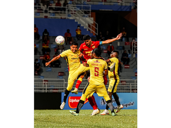 Aksi Kapten Selangor, Safuwan Baharudin ketika perlawanan pusingan pertama Piala FA menentang Harini FT di Stadium Petaling Jaya pada Jumaat. - Foto Selangor FC