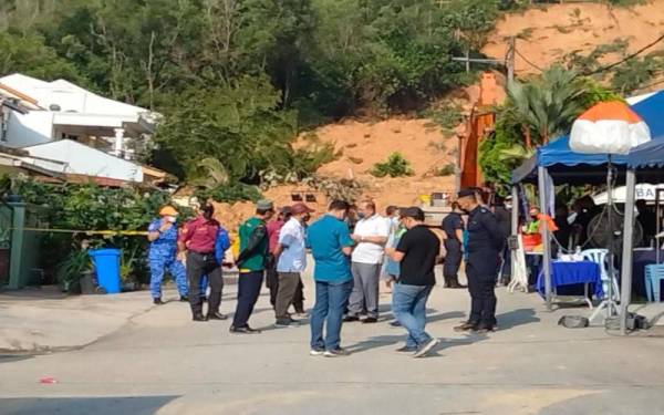 Kawasan kejadian tanah runtuh di Taman Bukit Permai 2.