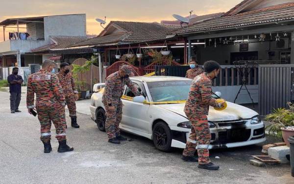 Kereta yang rosak dibakar dalam kejadian di Sungai Kapar Indah, Klang pada awal pagi Sabtu.