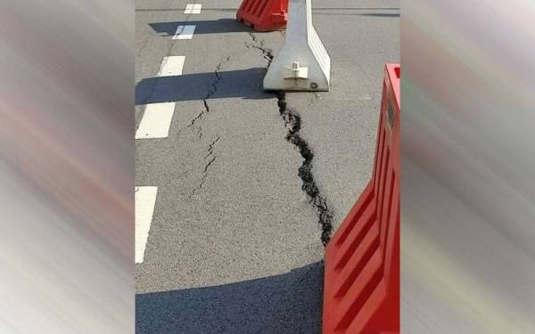 Dua lorong di Jalan Tun Razak berhadapan Kedutaan Indonesia ditutup susulan kejadian jalan mendap pada Sabtu