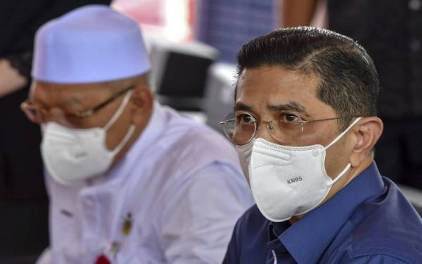 Mohamed Azmin (kanan) ketika bertemu para pengamal media selepas Majlis Pecah Tanah Rohm Wako Electronics Malaysia Sdn Bhd di Kawasan Perindustrian Pengkalan Chepa II hari ini. - Foto Bernama