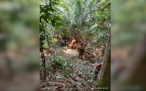 Operasi mencari dilakukan di laluan mangsa dipercayai hilang. - Foto Bomba Perak