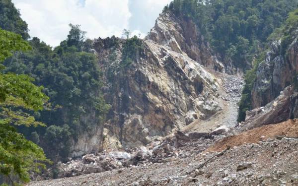 Operasi mencari dan menyelamat dua mangsa yang tertimbus dalam runtuhan kuari di Keramat Pulai, Jalan Simpang Pulai-Cameron Highlands berdepan kesukaran kerana perlu mengalihkan batu dianggarkan sebesar bangunan tiga tingkat terlebih dahulu.