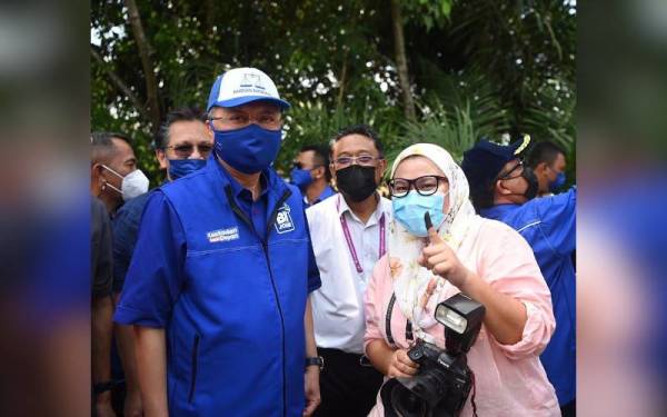 Ismail Sabri ketika meninjau perjalanan proses pengundian PRN Johor pada Sabtu. - Foto Facebook Ismail Sabri