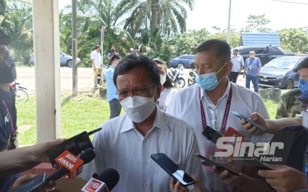 Mohd Shafie ketika ditemui media selepas mengadakan tinjauan di SK Pengkalan Raja Pekan Nanas pada Sabtu.