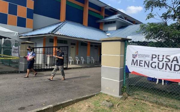 Sebahagian daripada pengundi yang selesai membuang undi di pusat mengundi Dewan Kampung Melayu Majidee pada Sabtu.