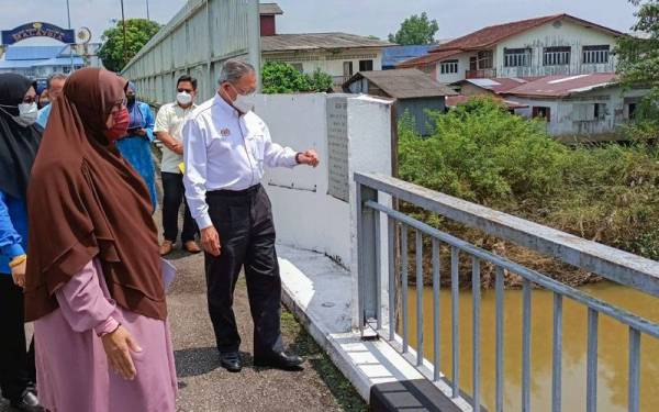 Mustapa (kanan) melakukan tinjauan ke tapak cadangan pembinaan jambatan kedua yang menghubungkan Malaysia-Thailand berhampiran ICQS, Rantau Panjang pada Sabtu. - Foto Bernama