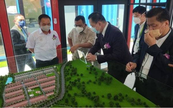 Dari kiri: Suee Lim, Amirudin dan Ngan Choy melihat pameran projek perumahan yang dibangunkan Ion Belian Garden.