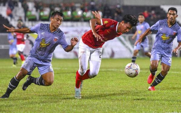 Antara aksi menarik perlawanan Kelantan United menentang Kinabalu Jaguar pada aksi pusingan pertama Piala FA di Stadium Sultan Ismail Nasiruddin Shah. Foto Bernama