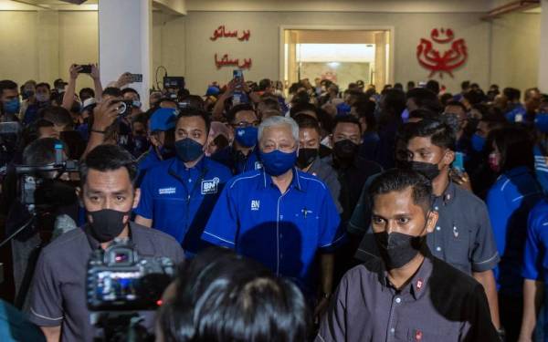 Perdana Menteri Datuk Seri Ismail Sabri Yaakob ketika tiba ke Command Centre Barisan Nasional (BN) di Badan Perhubungan UMNO Negeri Johor malam ini. - Foto Bernama